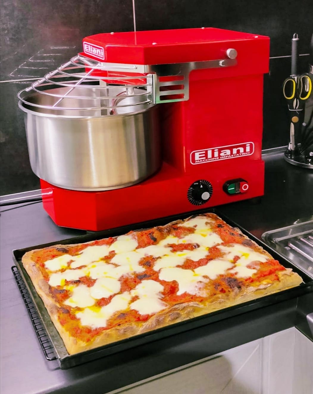 Piros Eliani dagasztógép pizza mellett