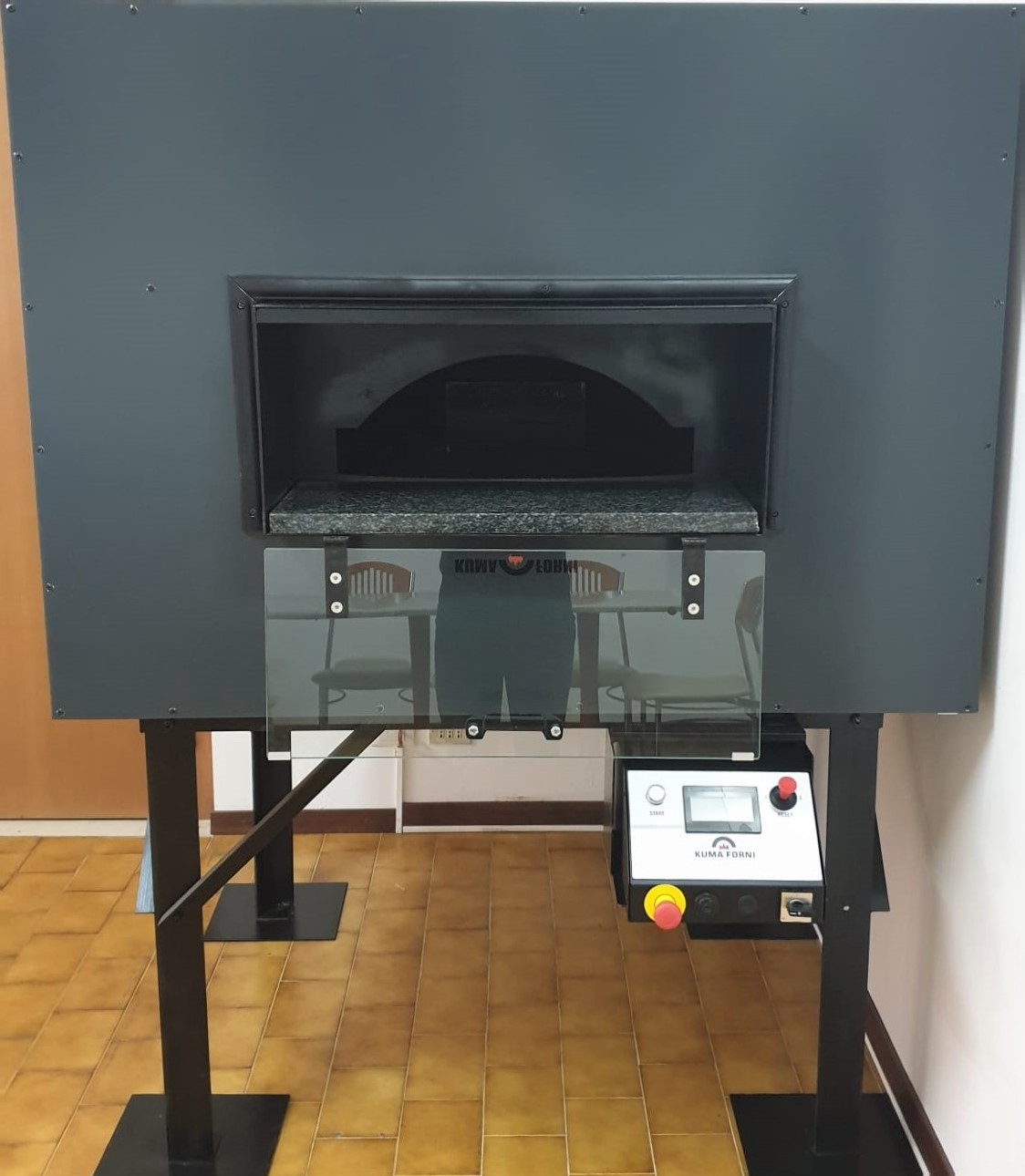 Kuma Forni fekete forgó pizzakemence telepítés közben