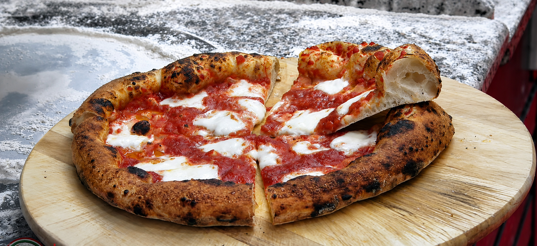 Kemencében sült nápolyi pizza levegős peremmel