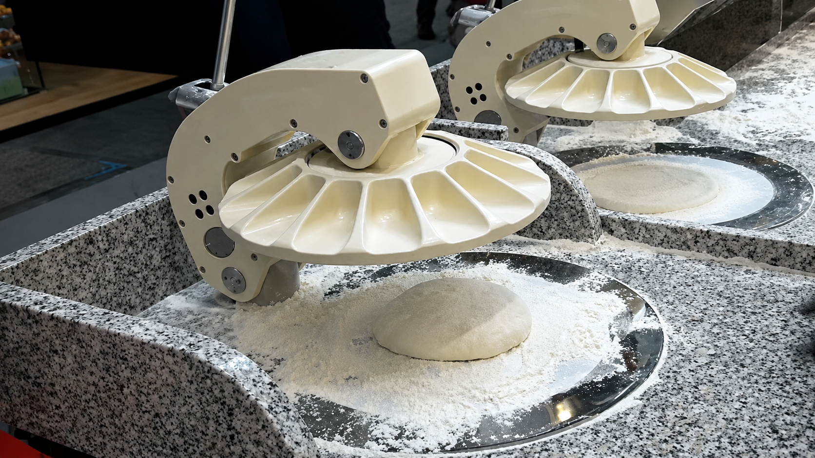 Morello Forni Pizzarella pizzaformázó működés közben