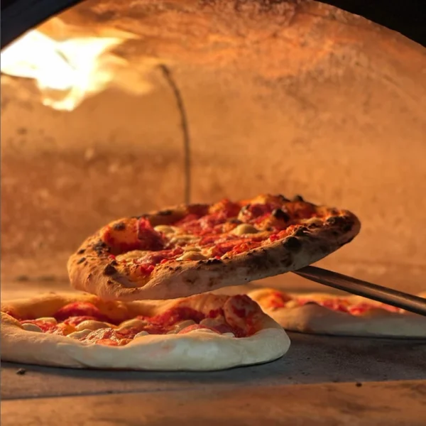 Pizzák fatüzelésű Pavesi kemencében