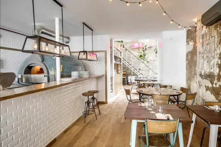 Egyedi Pavesi kemence egy modern pizzéria enteriőrjében